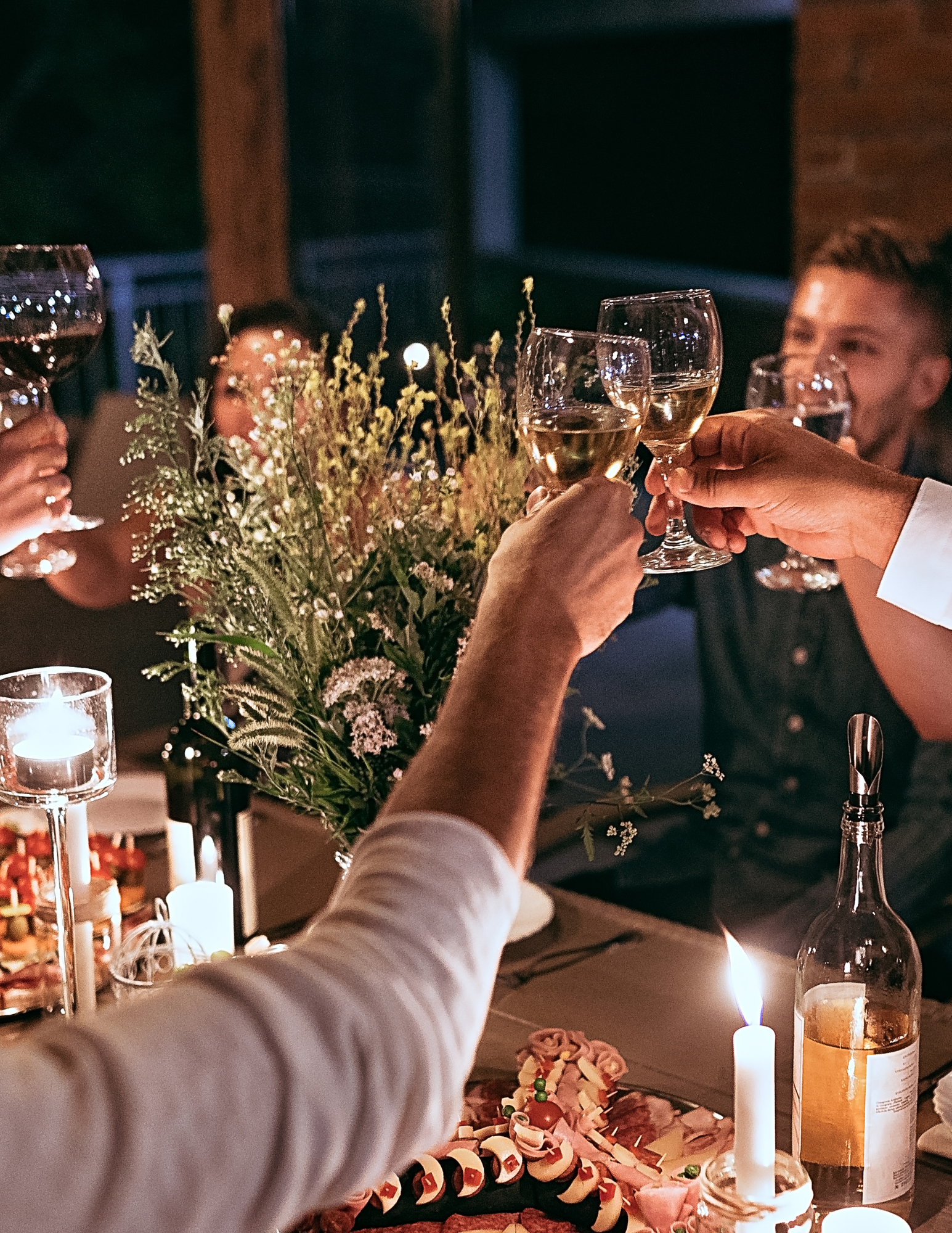 How to Host a Beautiful Dinner Party in a Tiny Backyard